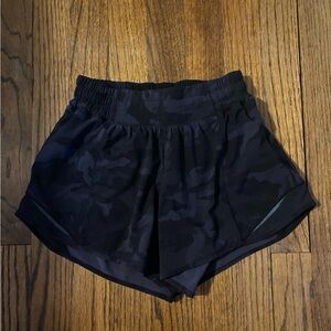 lululemon athletica Black Camouflage Hotty Hot low rise 4 inch